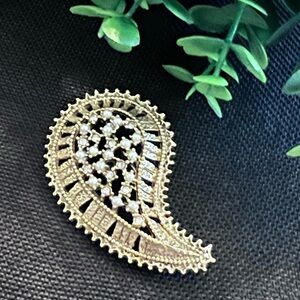 Elegant Vintage Gold Tone and Simulated Pearl Paisley Brooch Pin